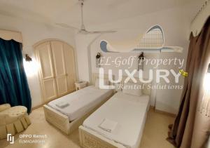 une chambre avec deux lits et un panneau indiquant que l'ego a obtenu une propriété de luxe dans l'établissement Villa 4 Bed Rooms-North Golf-GN24, à Hurghada 21 autres photos