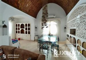 un salon avec une table et un canapé dans l'établissement Villa 4 Bed Rooms-North Golf-GN24, à Hurghada