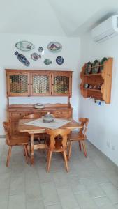 comedor con mesa y platos en la pared en Villa NinniTina, en Noto