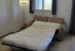 1 sofá en la sala de estar con 1 cama en Apartamento Atlantico, en Sucina 8 fotos más