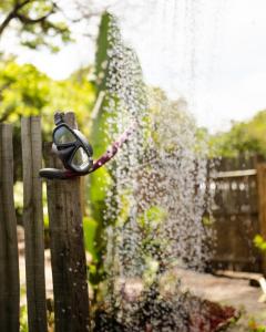 a hose hooked up to a fence with a water fountain at Casa Canoa - Praia de Algodões in Marau