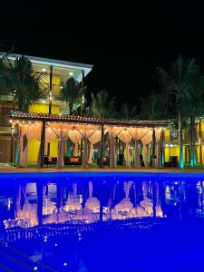 a group of wine glasses in a pool at night at Wakanda Hotel in Andradina +14 photos
