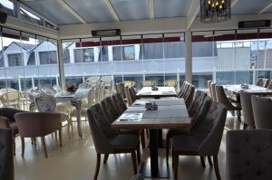 een eetkamer met tafels, stoelen en ramen bij Ada Life Hotel in Eskisehir