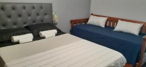 una camera da letto con due letti e un divano di Depto Temporario Centro Corrientes a Corrientes