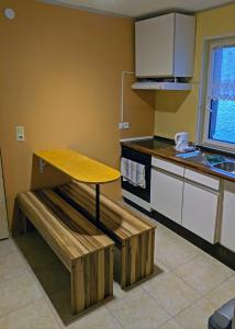 une cuisine avec une table en bois et un comptoir dans l'établissement KRW Location, à Lauffen am Neckar