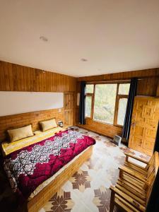 um quarto com uma cama grande num quarto em Let’s Take it Easy (LTE) em Jibhi