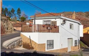 Arcos de las Salinas的住宿－Casa Rural Verde Salvia，街道边的白色房子