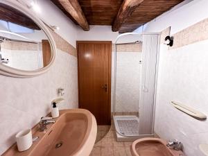 un baño con lavabo y ducha en Calauriia Apartments Marzamemi, en Marzamemi 39 fotos más