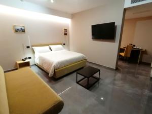 Hotel XBusiness客房内的一张或多张床位