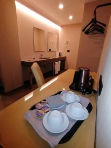 Hotel XBusiness的厨房或小厨房
