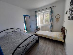 a bedroom with a bed and a window at Beau jardin proche randonnée ski calme plain pied in Auzat