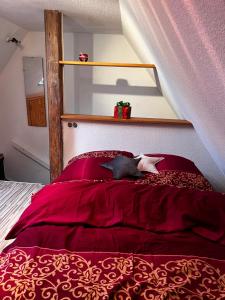 1 dormitorio con 1 cama con edredón rojo en Anno 1919 en Núremberg