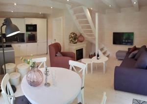 Una sala de estar con una mesa blanca y un sofá. en Domkiwturawie pl, en Turawa