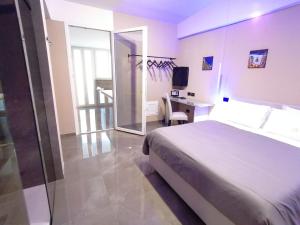 Hotel XBusiness客房内的一张或多张床位
