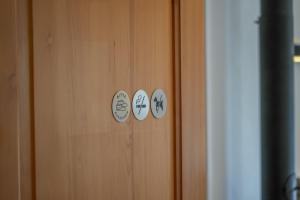 drewniane drzwi z czterema przyciskami w obiekcie Serenella Apartment w mieście Riederalp