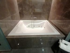 Hotel XBusiness的一间浴室