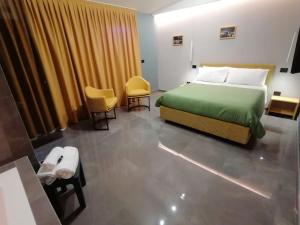Hotel XBusiness客房内的一张或多张床位