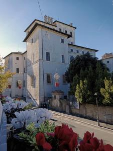 a building with flowers on the side of a street at CIVICO 7 - Appartamento moderno e rifinito in Ariccia