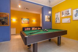 una mesa de billar en una habitación con paredes amarillas en CIVICO 7 - Appartamento moderno e rifinito, en Ariccia