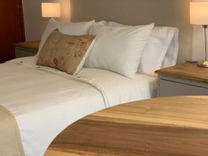 Una cama o camas en una habitación de Alsina 728 con pileta UKIYO