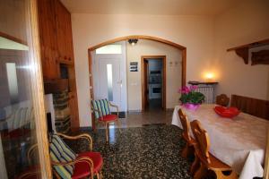 uma sala de jantar com uma mesa, cadeiras e um espelho em Casa Melina 1 em Tremezzo