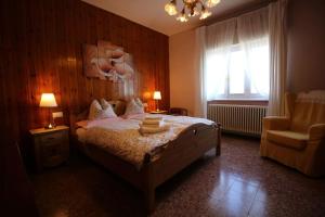 トレメッツォにあるCasa Melina 1のベッドルーム1室(ベッド1台、椅子、窓付)