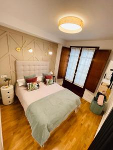 - une chambre avec un grand lit blanc et des oreillers dans l'établissement SOL, à Oviedo
