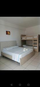 ein Schlafzimmer mit einem großen Bett und Holzregalen in der Unterkunft SummerhouseVelipoje-Te Kompleksi Fishta-Q1,36 in Velipojë