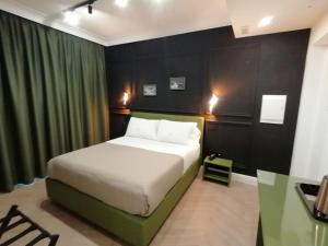 Hotel XBusiness客房内的一张或多张床位
