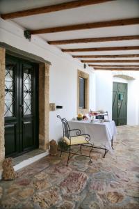 a white room with a table and a chair at Perlegiannika Houses in Perlengiánika