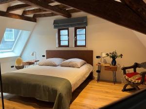 ヘール・グレンツハウゼンにあるLandgasthof zur Burg Grenzauのベッドルーム1室(屋根裏部屋に大型ベッド1台付)