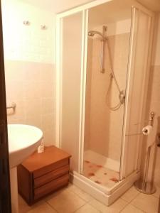 フォッローニカにあるCasa Serenaのバスルーム(シャワー、シンク付)
