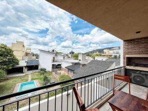 una vista desde el balcón de una casa en Don Francisco Apartamentos en Villa Carlos Paz