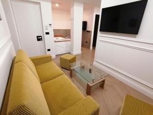 Hotel XBusiness的电视和/或娱乐中心