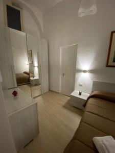 sala de estar con sofá y espejo en A casa di Frida, en Lecce