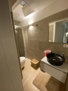 een badkamer met een wastafel en een toilet bij A casa di Frida in Lecce