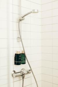 e bagno con doccia e soffione. di Wex Hotels a Fredrikstad
