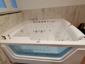 La salle de bains est pourvue d'une baignoire blanche. dans l'établissement Hotel XBusiness, à Nola
