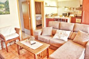 - un salon avec un canapé et une table dans l'établissement Casa do Caseiro A Costa da Morte, à Jornes