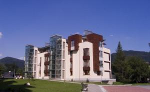 un gran edificio blanco con dos edificios altos en Apartament Park, en Ustroń