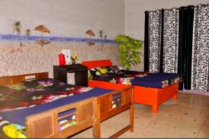 una camera con due letti di Honey Palace Homestay a Madikeri