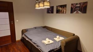 um quarto com uma cama com duas toalhas em Na Kazimierza em Poznań