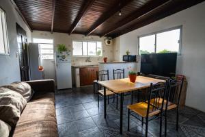 a living room with a table and a kitchen at Hermoso apartamento en el centro de Atlántida in Atlántida