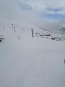 uma pista de esqui coberta de neve com um teleférico em Studio Pla d'Adet em Saint-Lary-Soulan