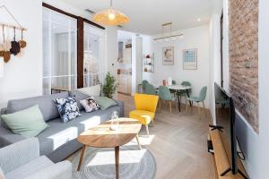 格拉纳达Apartamentos PROGRESO的带沙发和桌子的客厅