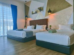 duas camas num quarto de hotel com duas camas de cabeceira em Owl Nest Suite' at aeropod sovo em Kota Kinabalu