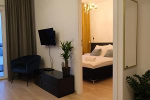 華沙的住宿－Apartament 9, z oddzielną sypialnią!，一间卧室配有一张床、一把椅子和镜子