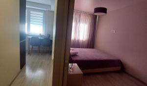 Dormitorio pequeño con cama y comedor en Apartment next to Cathedral of Saints Peter & Paul, en Šiauliai