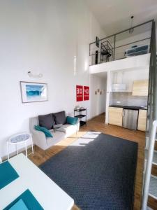 ein Wohnzimmer mit einem Sofa und einem Hochbett in der Unterkunft Azur Arts Lanzarote Lofts in Tinajo