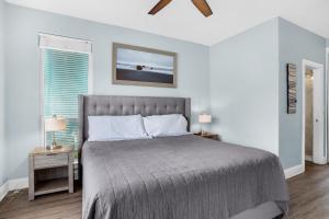 1 dormitorio con 1 cama y 2 mesas con lámparas en Destiny Beach Villas #20B, en Destin 34 fotos más